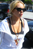 LindsayLohan.us 08d89483953dd2d14ea1a2ddb0a2fa71 Lindsay Lohan   wearing a sports bra at a Coffee Bean & Tea Leaf in LA 07/09/10 Lindsay Lohan Pictures and videos