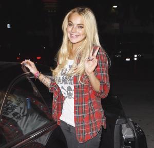 LindsayLohan.us 1f7562974c299bddb2a32184b21eb6f8  Lindsay Lohan pumping in Hollywood 8/26/10 Lindsay Lohan Pictures and videos