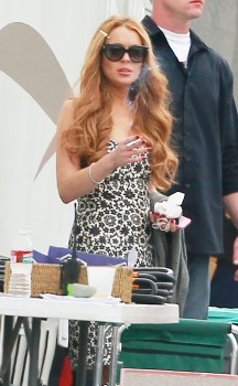LindsayLohan.us 278b84775b4e8479825d862ef81b37e6 Lindsay Lohan on The Set of Glee LA 4/25/12 Lindsay Lohan Pictures and videos