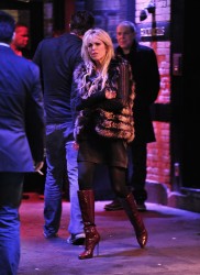 LindsayLohan.us c0a1b0dec1913951283a365143d81758 Lindsay Lohan in New York City 12.21.2011 Lindsay Lohan Pictures and videos