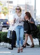 LindsayLohan.us e05ca3bd9208e306c8890425ae5455d4 Lindsay Lohan in jeans out in LA candids   Aug 29 Lindsay Lohan Pictures and videos