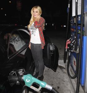 LindsayLohan.us e8589199cfff6de3872db29fe31ec118  Lindsay Lohan pumping in Hollywood 8/26/10 Lindsay Lohan Pictures and videos